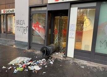 Corteo Dax Milano, momenti di tensione: vandalizzata sede UniCredit