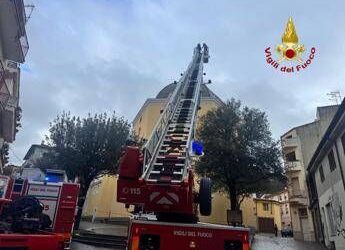 Fulmine si abbatte sulla croce di una chiesa nel nuorese
