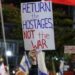 Gaza, 600 giorni di guerra: famiglie ostaggi protestano contro governo a Tel Aviv