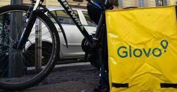 Glovo, gip convalida commissariamento: “Regolarizzi 40mila rider”