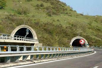 Incidente per oggetti in autostrada, chi paga i danni?