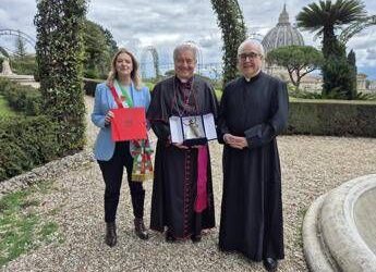 Le aziende di Prato donano le stole per il Giubileo