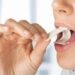 Masticare chewing gum rilascia microplastiche, lo studio