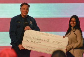 Musk consegna assegni da un milione di dollari a due elettori del Wisconsin, perché
