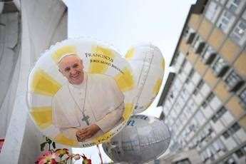 Papa Francesco, Vaticano: “Dormito tutta la notte, ora prosegue il riposo”