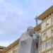 Papa Francesco migliora ancora, Vaticano: “Necessaria terapia ospedaliera”