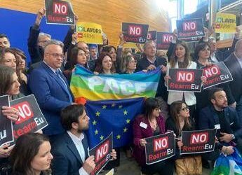 Strasburgo, protesta M5S davanti a Parlamento Ue: “No a soldi per le armi”
