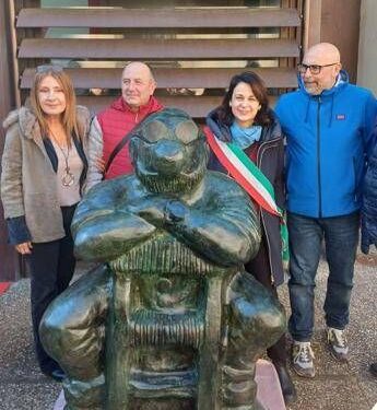 Svelata la statua di Bobo, un omaggio a Sergio Staino