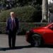 Trump compra una Tesla da Musk: “Ma non la posso guidare”