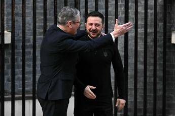 Ucraina, avvertimento di Starmer a Zelensky e Ue: “Pace passa attraverso Trump”