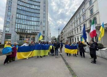Ucraina, protesta sotto consolato Usa a Milano: “Da Trump show assurdo, bene Zelensky”
