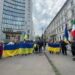 Ucraina, protesta sotto consolato Usa a Milano: “Da Trump show assurdo, bene Zelensky”