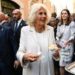 Camilla a Roma si concede un gelato al caramello da Giolitti