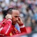Ferrari, Hamilton furioso a Gedda: non saluta i fan e vola ai box – Video