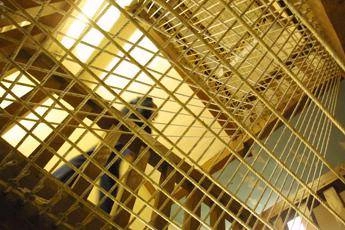 Francia, rivolta in diversi penitenziari: mezzi incendiati e spari