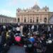 Funerali Papa Francesco, già migliaia a San Pietro per l’addio – Diretta
