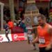 ‘Impresa’ alla maratona di Londra: corre i 42 chilometri vestito da Big Ben – Video