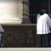 Papa Francesco a sorpresa in piazza San Pietro per il Giubileo dei malati: “Grazie tante”