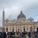 Papa Francesco, riaperta San Pietro: già oltre 128mila persone per l’omaggio – Diretta