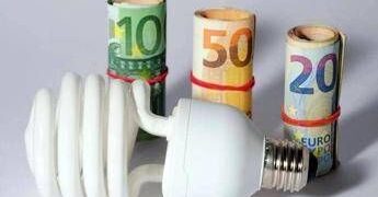 Prezzi, Codacons: “Da bollette a carburanti in arrivo stangata d’autunno, +633 euro a famiglia”