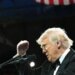 Trump senza freni: “Paesi mi baciano il sedere per accordo su dazi”