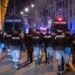 Via libera al decreto sicurezza, tutele legali e bodycam per polizia. Meloni: “Norme sacrosante”. Sit-in e scontri a Roma