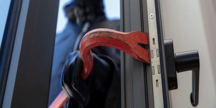 Furti in casa: come proteggersi quando si è fuori e l’importanza delle porte blindate
