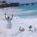 Caraibi, onda travolge una coppia a riva e la scaglia contro le rocce – Video