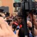 Caso Garlasco, Corona show davanti alla procura di Pavia