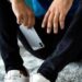 Gli tolgono il cellulare, adolescente finisce in ospedale con crisi d’astinenza