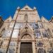 JR trasforma la facciata del Duomo di Napol in un mosaico di volti e storie