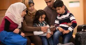 Migranti, Eurispes: “In Italia sono solo il 9% della popolazione ma gli italiani pensano siano molti di più”