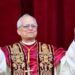 Papa, rito di intronizzazione papale: storia e simbolismo delle vesti pontificie