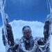 Scaraventato a più di 8.000 metri, parapendista sopravvive al gelo e all’ipossia: il video è virale