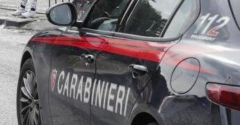 Torino, tenta di uccidere la madre con la sparachiodi e chiama il 112