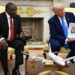 Trump e il “genocidio dei bianchi” in Sudafrica: agguato con video a presidente Ramaphosa