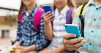 Ue, nuove regole sui social per i minori: niente account autonomi prima dei 15 anni