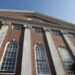 Usa, governo pronto ad annullare tutti i contratti federali con Harvard. E l’ateneo risponde a Trump