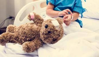Bambina in fin di vita per il morbillo, Bassetti: “Bisogna tornare a parlare di vaccini”