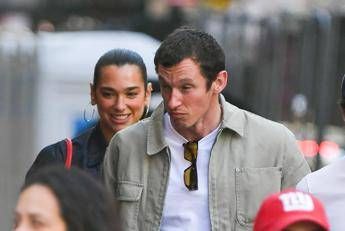 Dua Lipa si sposa: “L’anello di fidanzamento mi fa impazzire”