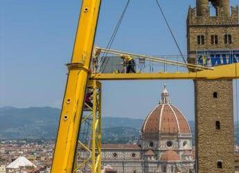 Firenze saluta la maxi gru degli Uffizi