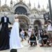 Flash mob di protesta e ultimi arrivi vip, a Venezia è ora della prima festa nuziale di Bezos e Sanchez
