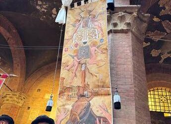 Palio di Siena, svelato il Drappellone di Riccardo Manganelli