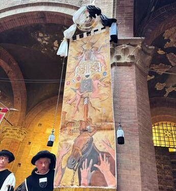 Palio di Siena, svelato il Drappellone di Riccardo Manganelli
