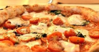 Pizza e bibita sempre più care, ecco la classifica delle 30 città più costose