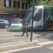 Roma, microcar fa inversione su binari a Trastevere: investita dal tram – Video