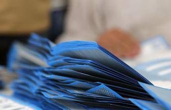 Sondaggio elezioni, centrodestra e centrosinistra quasi pari