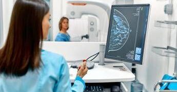 Tumori, radiologi Sirm: “Mammografia a 45 anni in tutte le Regioni e counseling genetico”