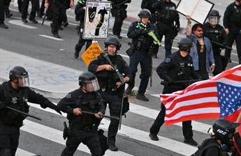 Usa, coprifuoco a Los Angeles. Trump: “Manifestanti sono animali, pagati da qualcuno”