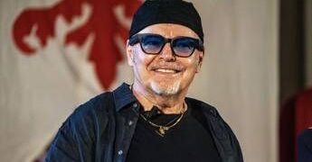 Vasco Rossi in ospedale, operato alla schiena: “Sono già in piedi”